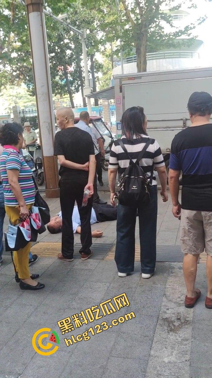 武汉超雄城管上演碰瓷大戏！大爷还没躺下他先躺，直接倒地喊头疼，懵逼大爷无路可走！-2