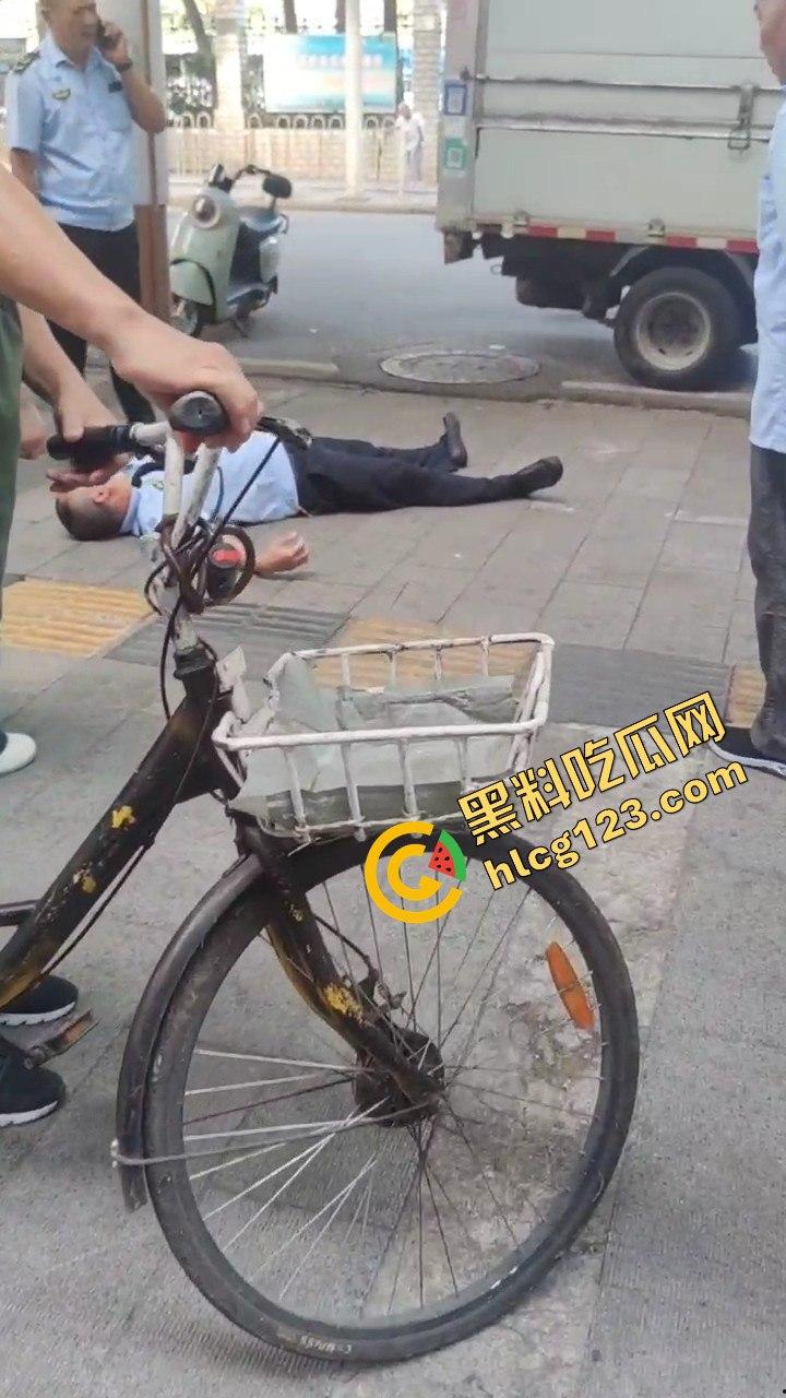 武汉超雄城管上演碰瓷大戏！大爷还没躺下他先躺，直接倒地喊头疼，懵逼大爷无路可走！-4