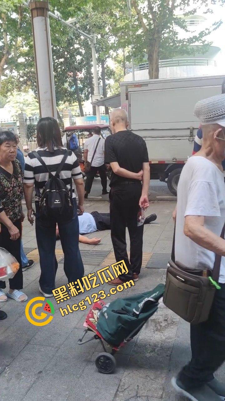 武汉超雄城管上演碰瓷大戏！大爷还没躺下他先躺，直接倒地喊头疼，懵逼大爷无路可走！-7