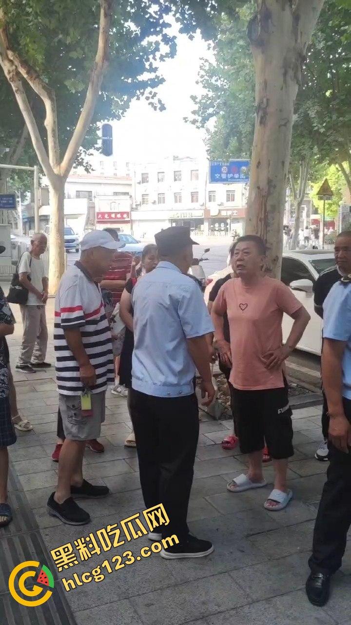 武汉超雄城管上演碰瓷大戏！大爷还没躺下他先躺，直接倒地喊头疼，懵逼大爷无路可走！-8