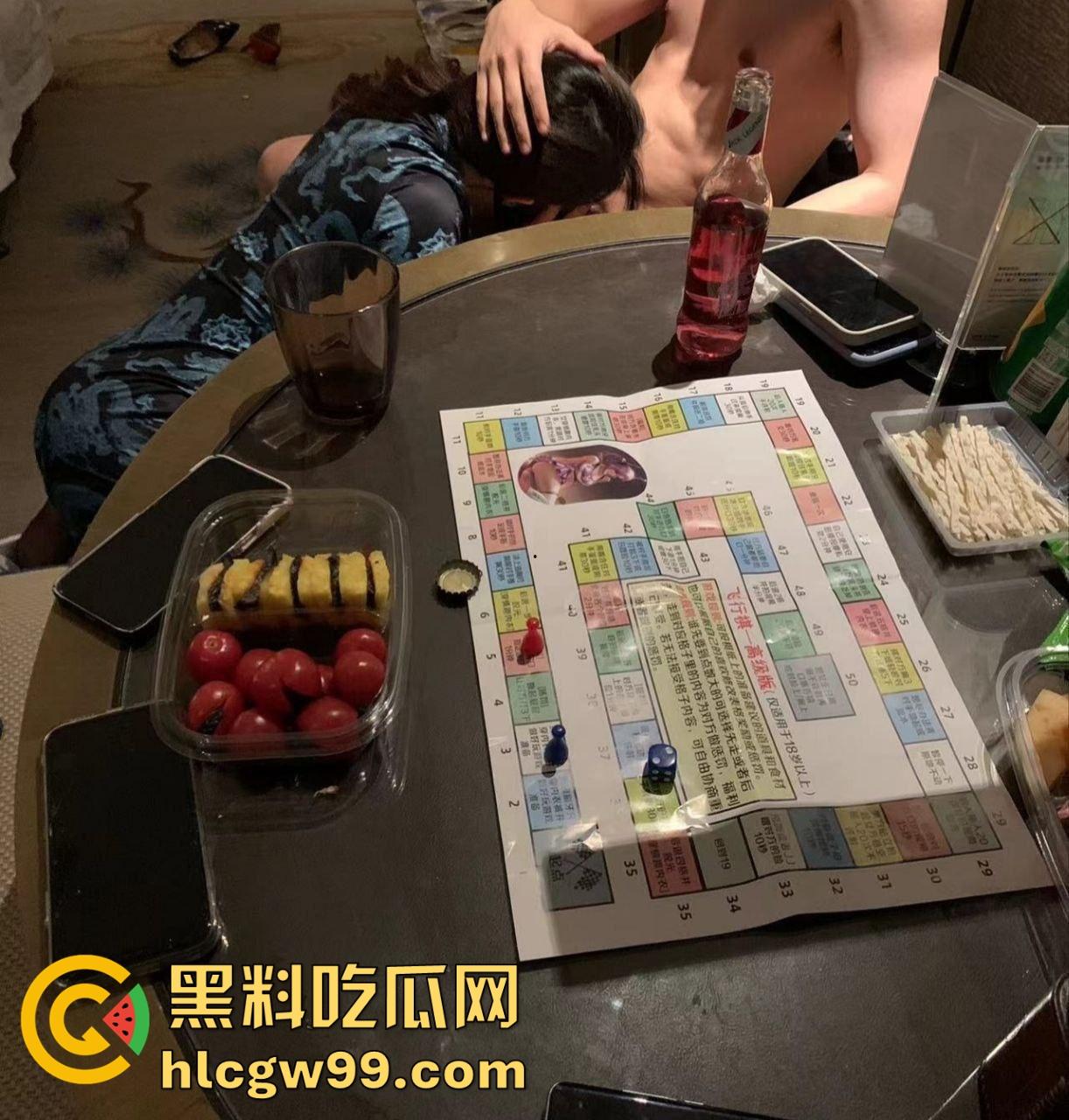 安徽师范大学女大学生【蒋弱弱】情趣内衣自拍骚照，酒店全裸自拍，最爱被大鸡巴从后面怼穿！-5