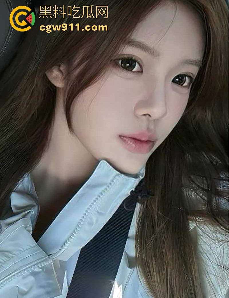 极品性感女神【李玮嘉】被金主带到酒店玩3P乱交，玩前后夹击轮操双洞，含着肉棒挨操疯狂淫叫！-4