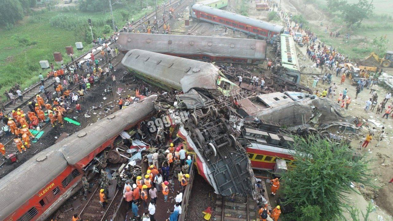 印度列车脱轨现场视频曝光,尸横遍野,尸体堆满整个仓库-1