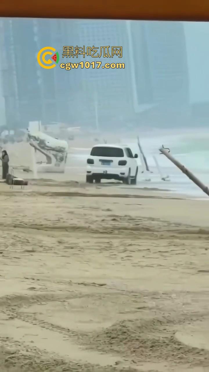傻B年年有,今年特别多!都2025年了还有人不信邪啊!广东双月湾猛男驾驶越野车在沙滩上奔驰,没想到回不去了!-1