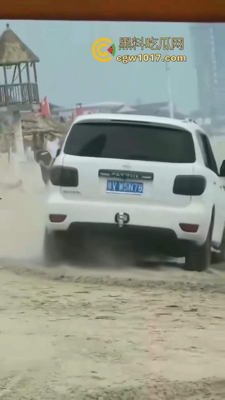 傻B年年有,今年特别多!都2025年了还有人不信邪啊!广东双月湾猛男驾驶越野车在沙滩上奔驰,没想到回不去了!-2