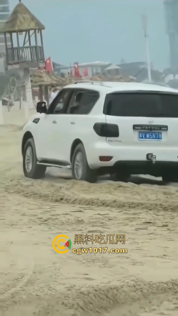 傻B年年有,今年特别多!都2025年了还有人不信邪啊!广东双月湾猛男驾驶越野车在沙滩上奔驰,没想到回不去了!-3