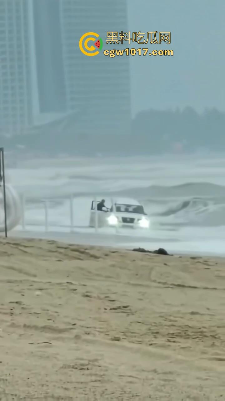 傻B年年有,今年特别多!都2025年了还有人不信邪啊!广东双月湾猛男驾驶越野车在沙滩上奔驰,没想到回不去了!-4