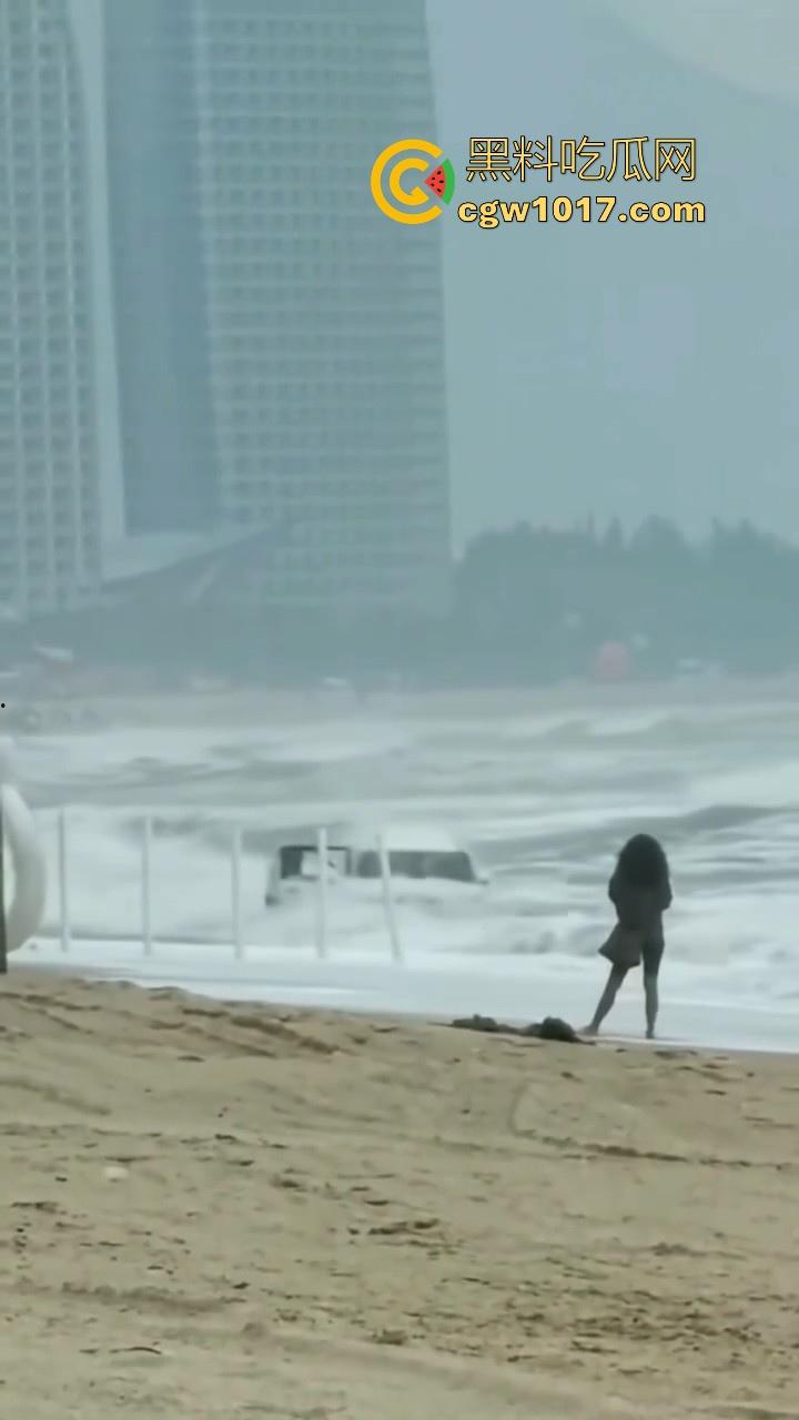 傻B年年有,今年特别多!都2025年了还有人不信邪啊!广东双月湾猛男驾驶越野车在沙滩上奔驰,没想到回不去了!-5