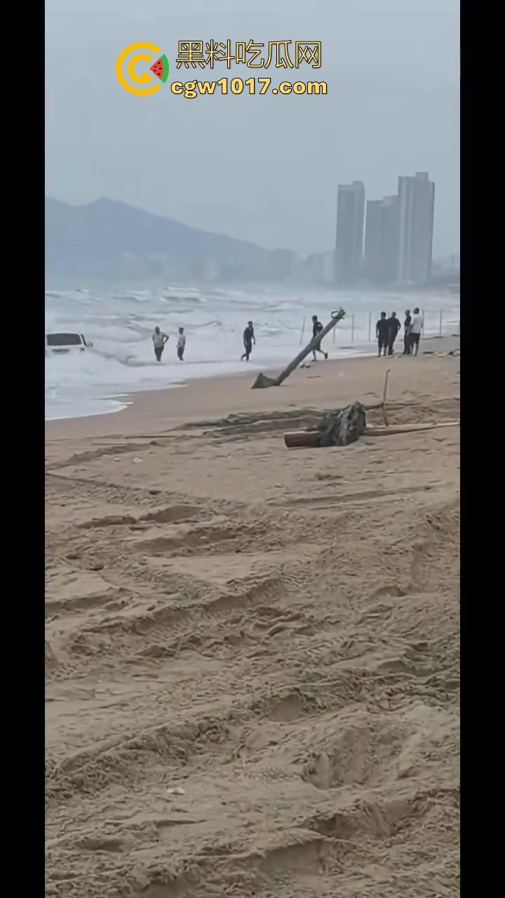 傻B年年有,今年特别多!都2025年了还有人不信邪啊!广东双月湾猛男驾驶越野车在沙滩上奔驰,没想到回不去了!-6