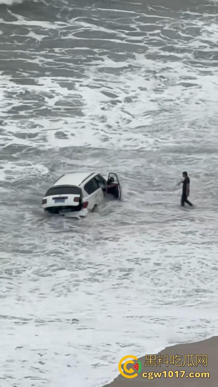 傻B年年有,今年特别多!都2025年了还有人不信邪啊!广东双月湾猛男驾驶越野车在沙滩上奔驰,没想到回不去了!-8