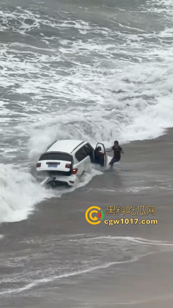 傻B年年有,今年特别多!都2025年了还有人不信邪啊!广东双月湾猛男驾驶越野车在沙滩上奔驰,没想到回不去了!-9