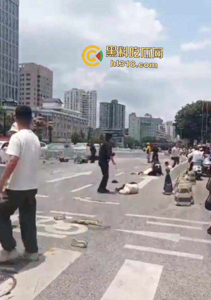 7月20日下午昆明金马坊坦克300狂飙撞人屠杀，司机被特警乱枪击毙，路人看到汽车都怕！-2