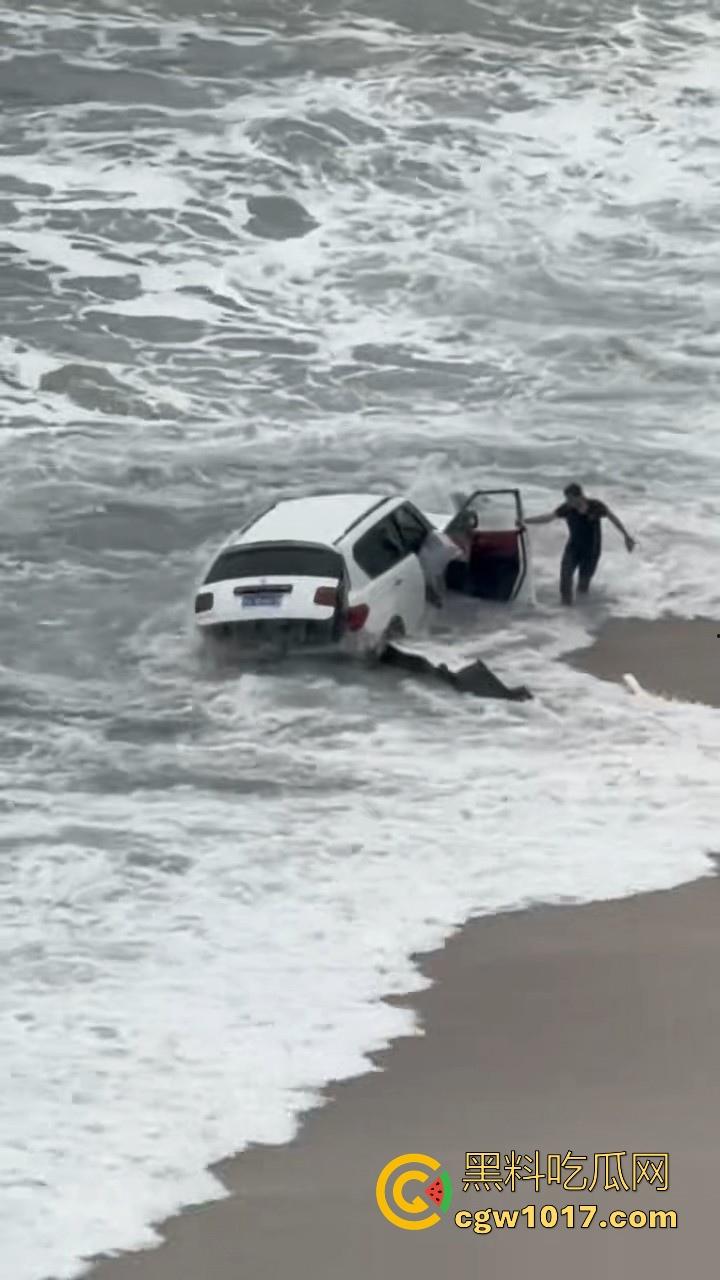 傻B年年有,今年特别多!都2025年了还有人不信邪啊!广东双月湾猛男驾驶越野车在沙滩上奔驰,没想到回不去了!-10