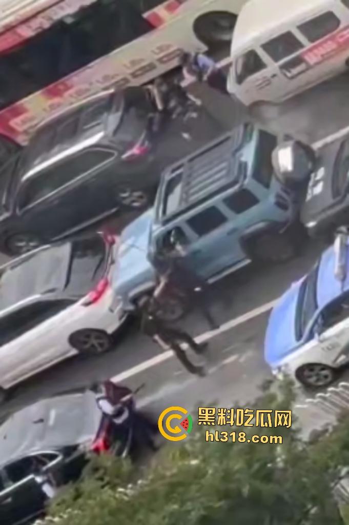 7月20日下午昆明金马坊坦克300狂飙撞人屠杀，司机被特警乱枪击毙，路人看到汽车都怕！-8