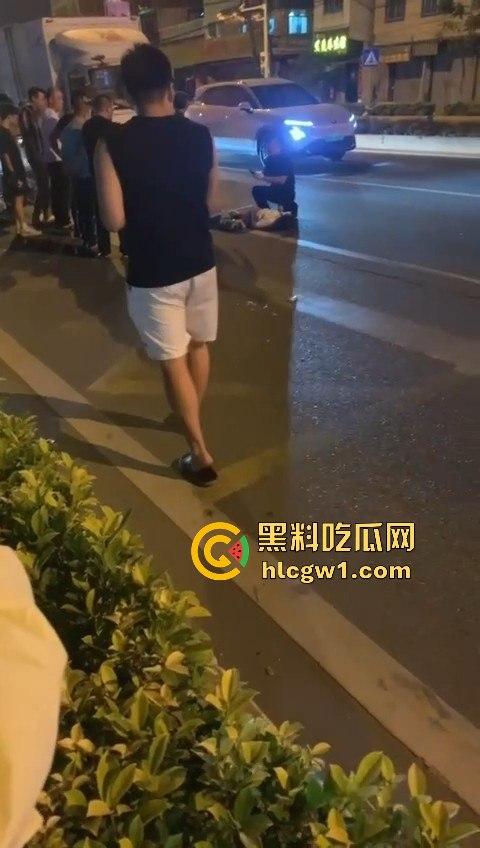 潮州龙湖镇大货车直接撞死俩小孩，惨到司机吓傻，路人哭得肝肠寸断！-4