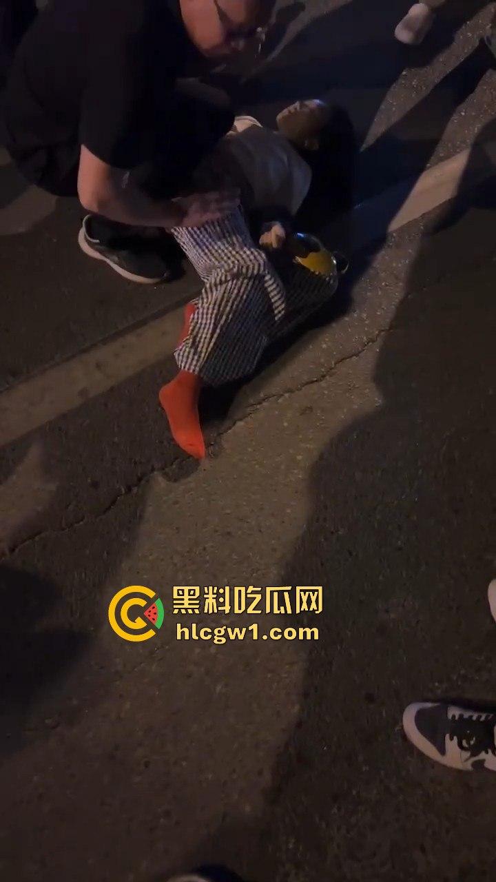 潮州龙湖镇大货车直接撞死俩小孩，惨到司机吓傻，路人哭得肝肠寸断！-6