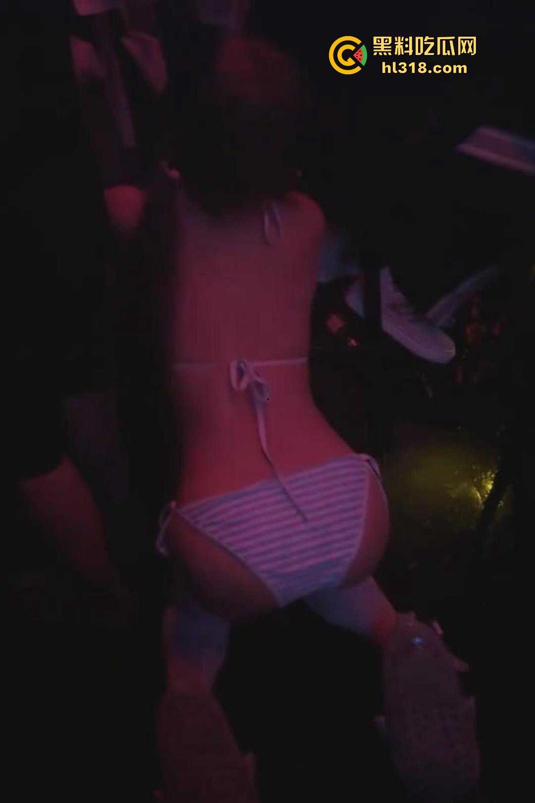 主人的任务调教！为得到主人的奖励，双马尾小萝莉身穿比基尼在酒吧跪地爬行，事后主人自慰水晶棒满足！-5