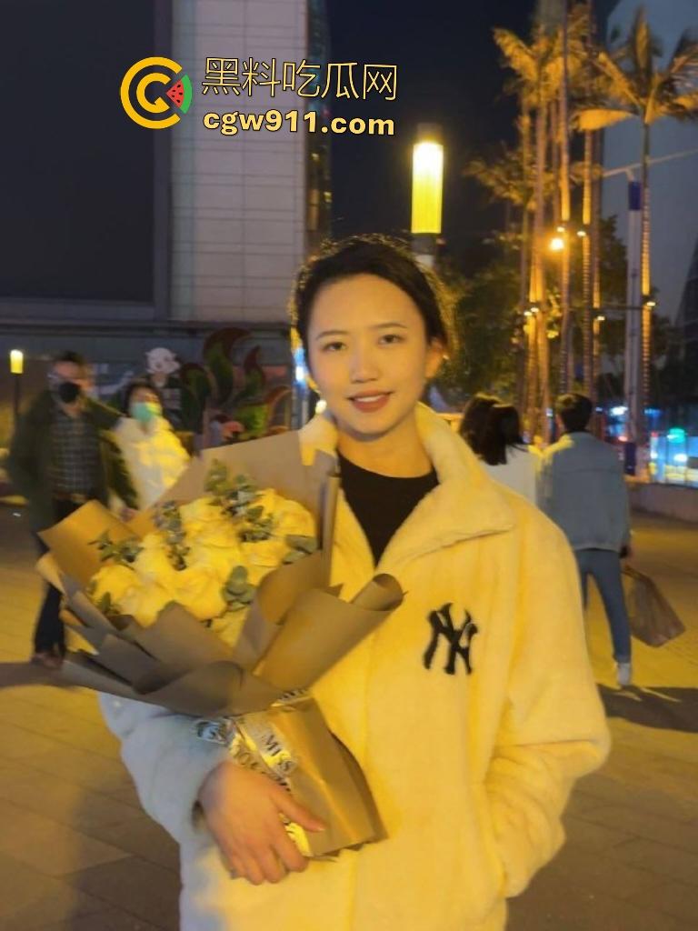 上海大学女神【闻静】，酒店楼道跪舔巨屌，背上被男友写满“母狗”字样，爸妈送你来上学当狗！-1