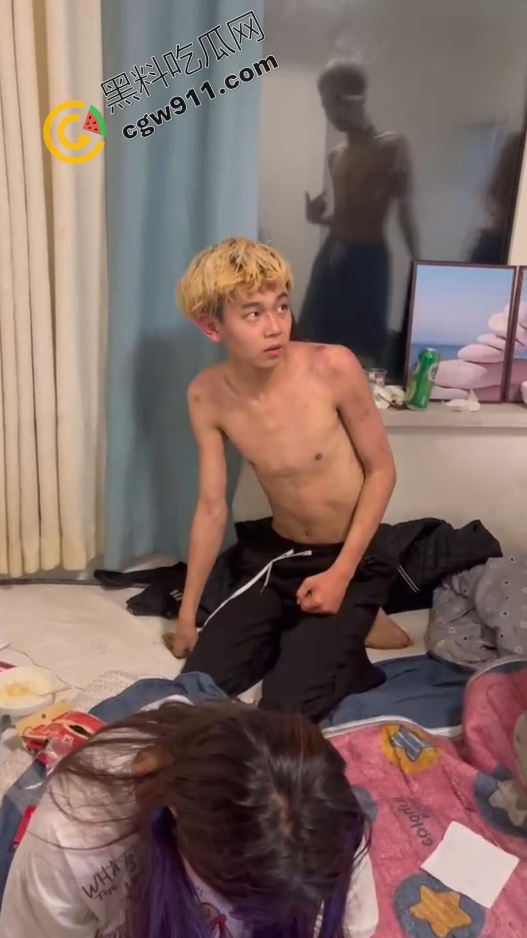 精神小伙群殴黄毛：光膀大脚踢脸，拳拳到肉啪啪响！精神小妹持刀威胁，纹身牛逼女无人敢要！-5