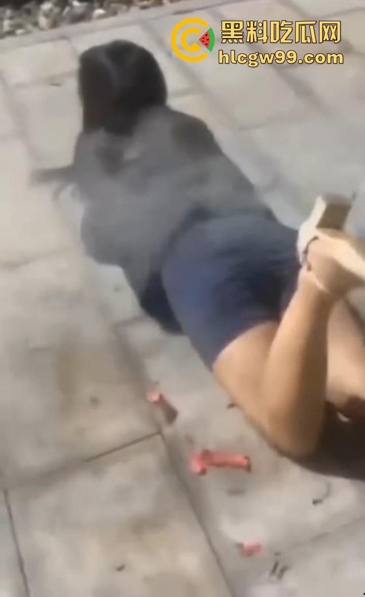 年度奇葩操作花式作死大赏，骚B玩烟花炸得怀疑人生，裤裆差点变发射器，你这是给自己放送新年倒计时？-4