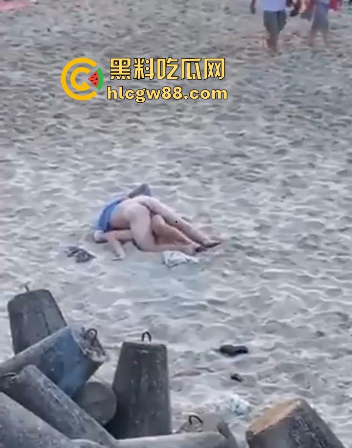 波兰一景区海滩 情侣当众做爱辣眼睛 群众指骂仍搖不停 最后遭热心老哥拿拖鞋暴揍-1