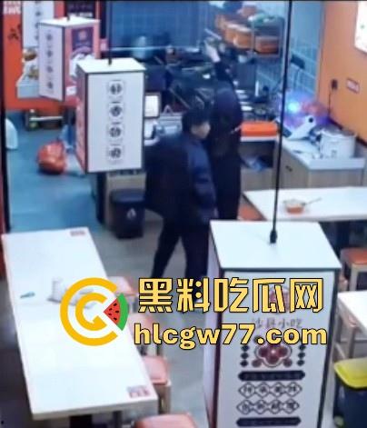 沙县小吃 猥琐男偷吻女生屁股 被监控拍下 哥们饥渴过头了 隔着裤子的屁股你能闻到什么啊！-2