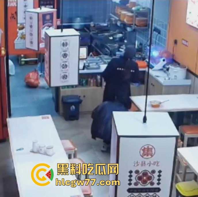 沙县小吃 猥琐男偷吻女生屁股 被监控拍下 哥们饥渴过头了 隔着裤子的屁股你能闻到什么啊！-4