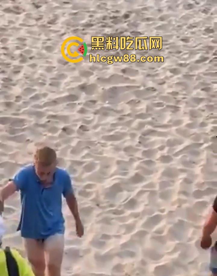 波兰一景区海滩 情侣当众做爱辣眼睛 群众指骂仍搖不停 最后遭热心老哥拿拖鞋暴揍-9