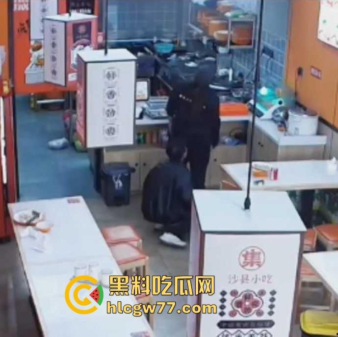 沙县小吃 猥琐男偷吻女生屁股 被监控拍下 哥们饥渴过头了 隔着裤子的屁股你能闻到什么啊！-8