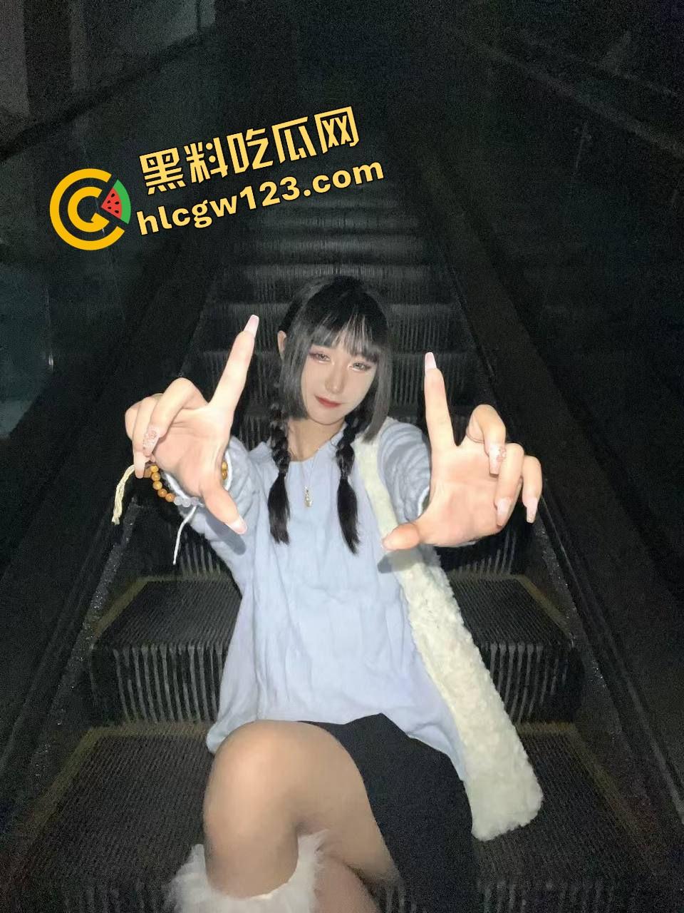 漫展烧鸡又作妖,重庆地平线漫展JK骚妹现场野战男友,COS界直接开操,裙底做爱全场围观!-3