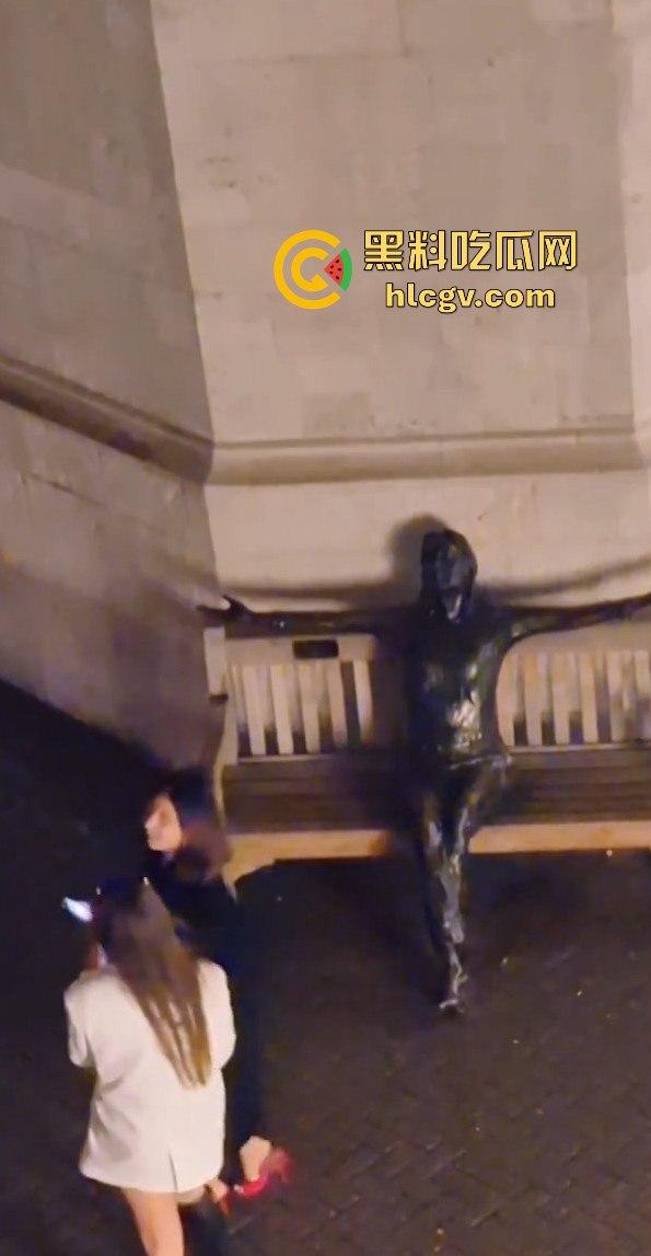 皮卡迪利广场惊现骚鸡骑乘教学！广场列侬雕像前公然骑乘表演，骚比欠被鸡巴草了，雕像也不放过！-4