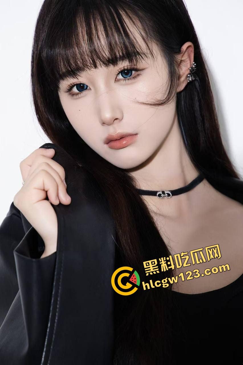 漫展烧鸡又作妖,重庆地平线漫展JK骚妹现场野战男友,COS界直接开操,裙底做爱全场围观!-5