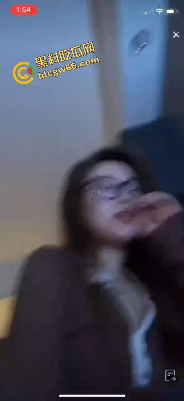 抖音直播间惊现狠活，女主播一边陪金主互动一边被操，嘴里喊粉丝逼里夹棒子，粉丝刷礼物金主在冲刺！-5