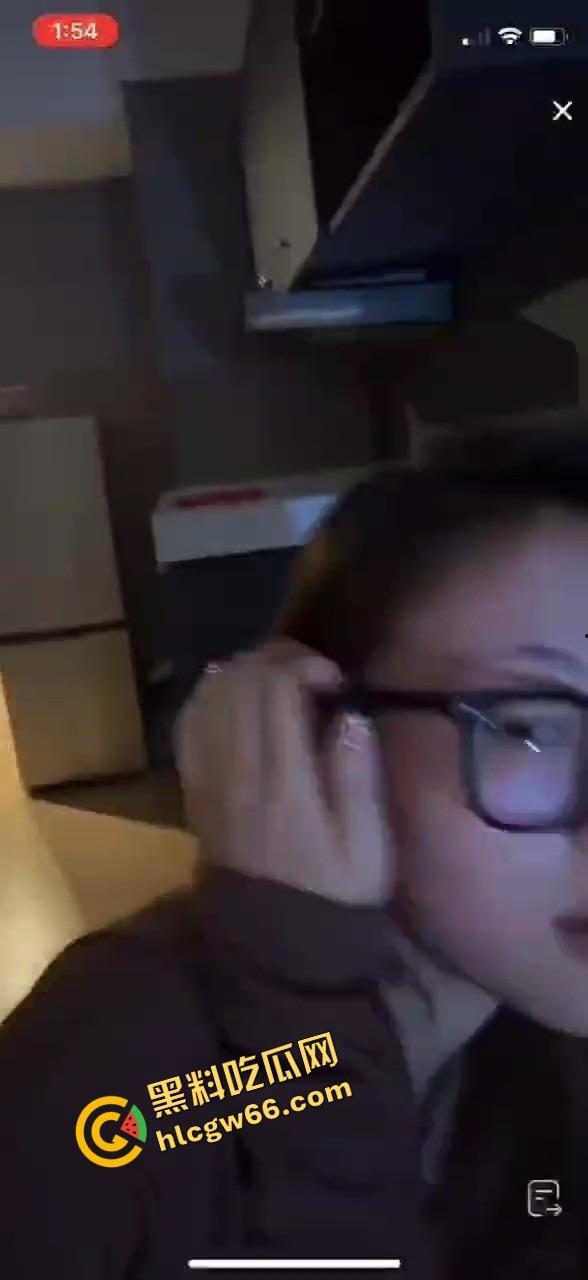 抖音直播间惊现狠活，女主播一边陪金主互动一边被操，嘴里喊粉丝逼里夹棒子，粉丝刷礼物金主在冲刺！-7