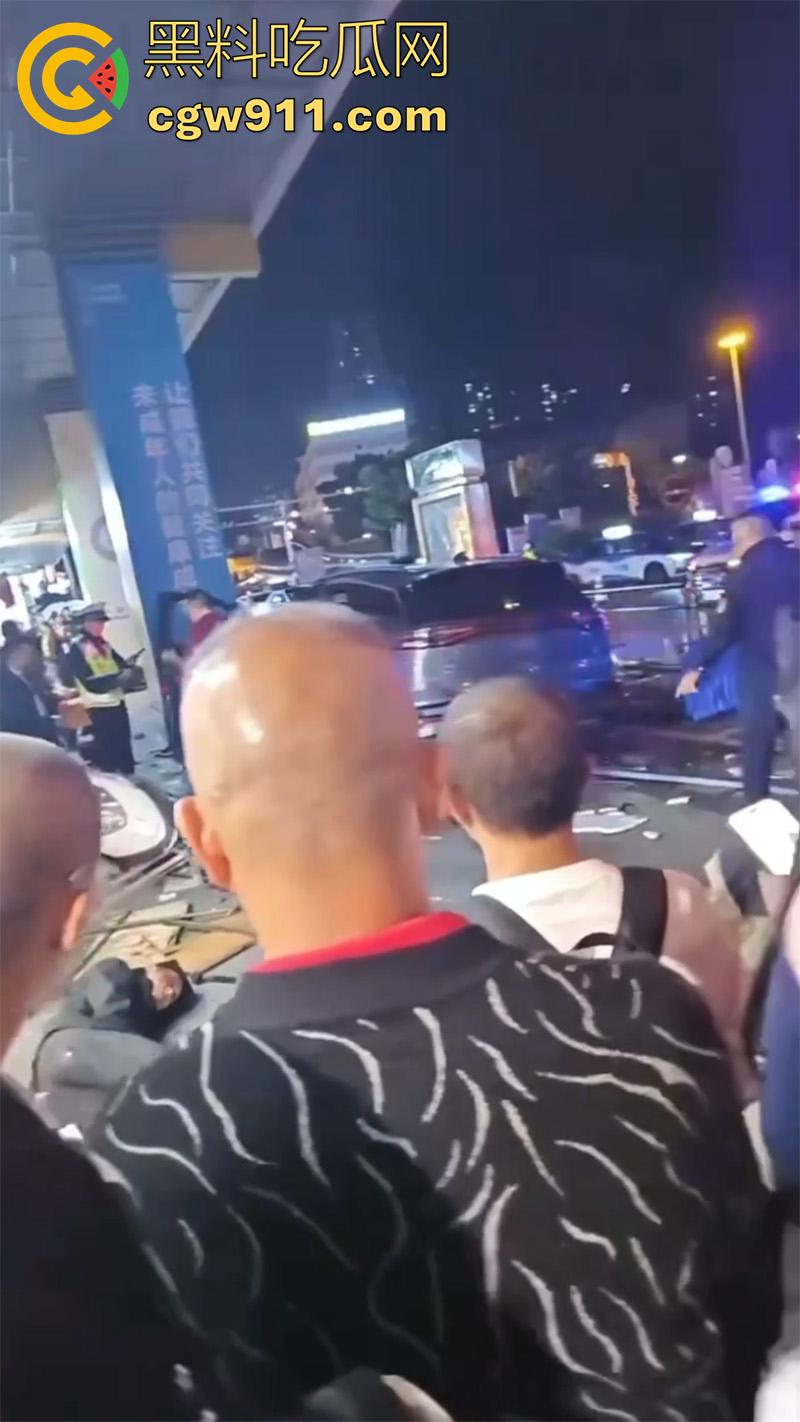 四川泸州龙马潭区,发生严重交通事故,小型汽车通过路口后加速撞向人行道,撞倒5名行人,导致2人当场死亡。-4