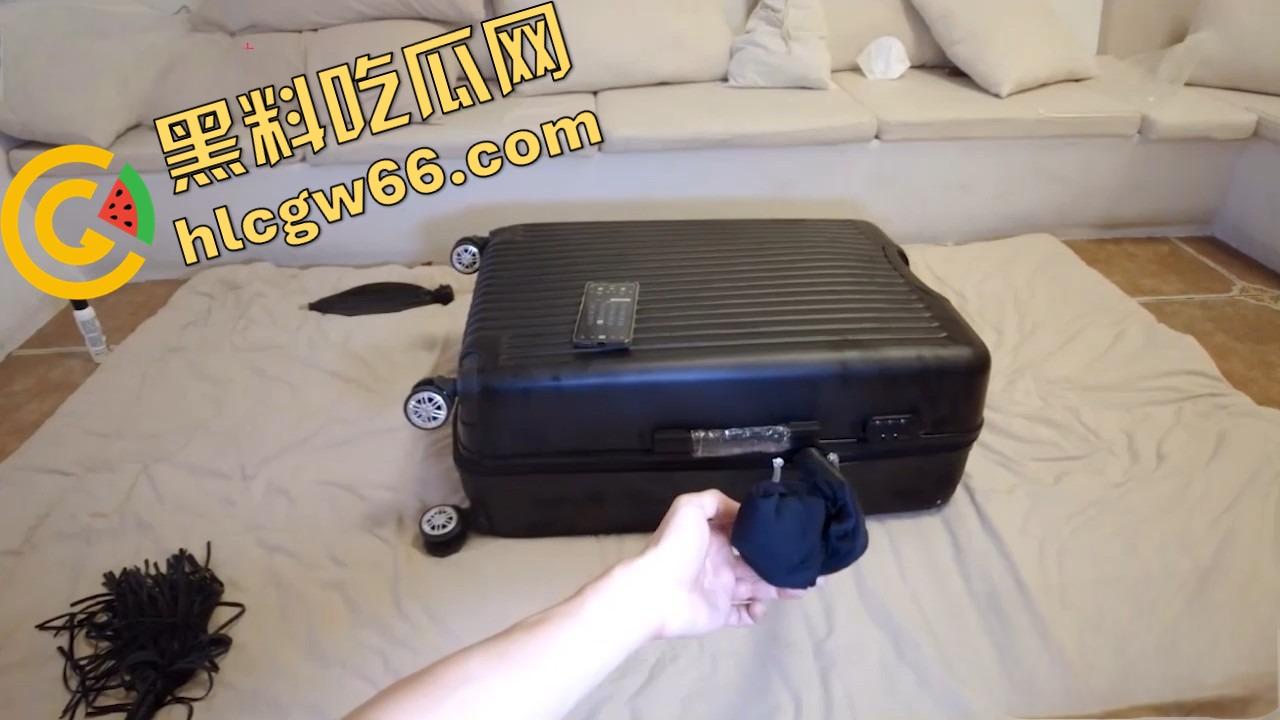 人形狗奴塞进行李箱高潮到翻白眼？SM地狱级调教乳胶拘束装箱play曝光，真是变态界的爱马仕！-6