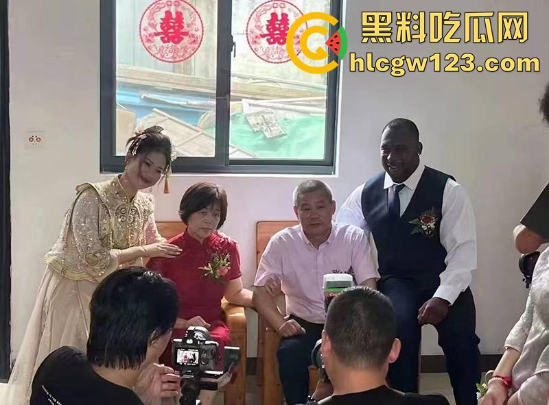 媚黑婊骚逼嫁大屌黑人,不收彩礼随便玩,一步到胃疯狂撞击,据说和黑人回到老家,还被多人轮奸呢!-5