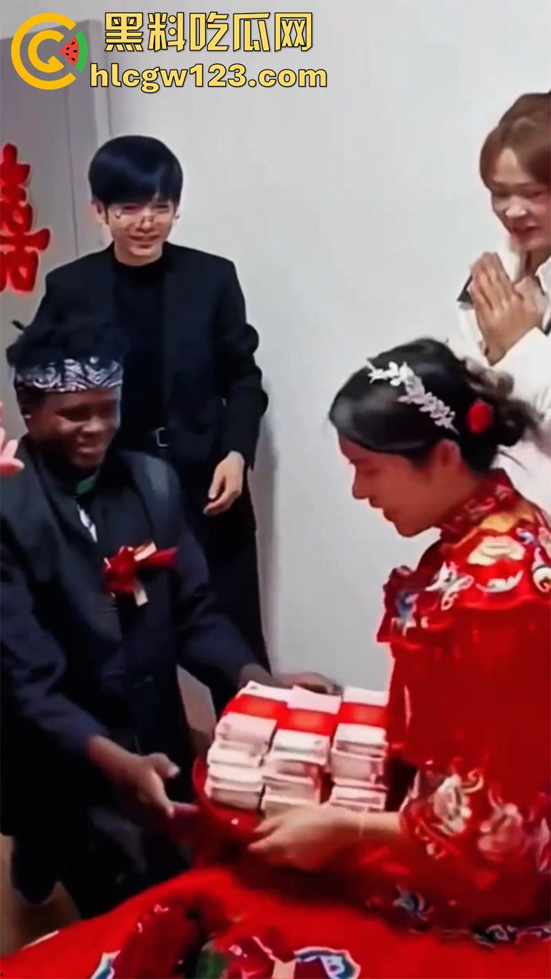 媚黑婊骚逼嫁大屌黑人,不收彩礼随便玩,一步到胃疯狂撞击,据说和黑人回到老家,还被多人轮奸呢!-6