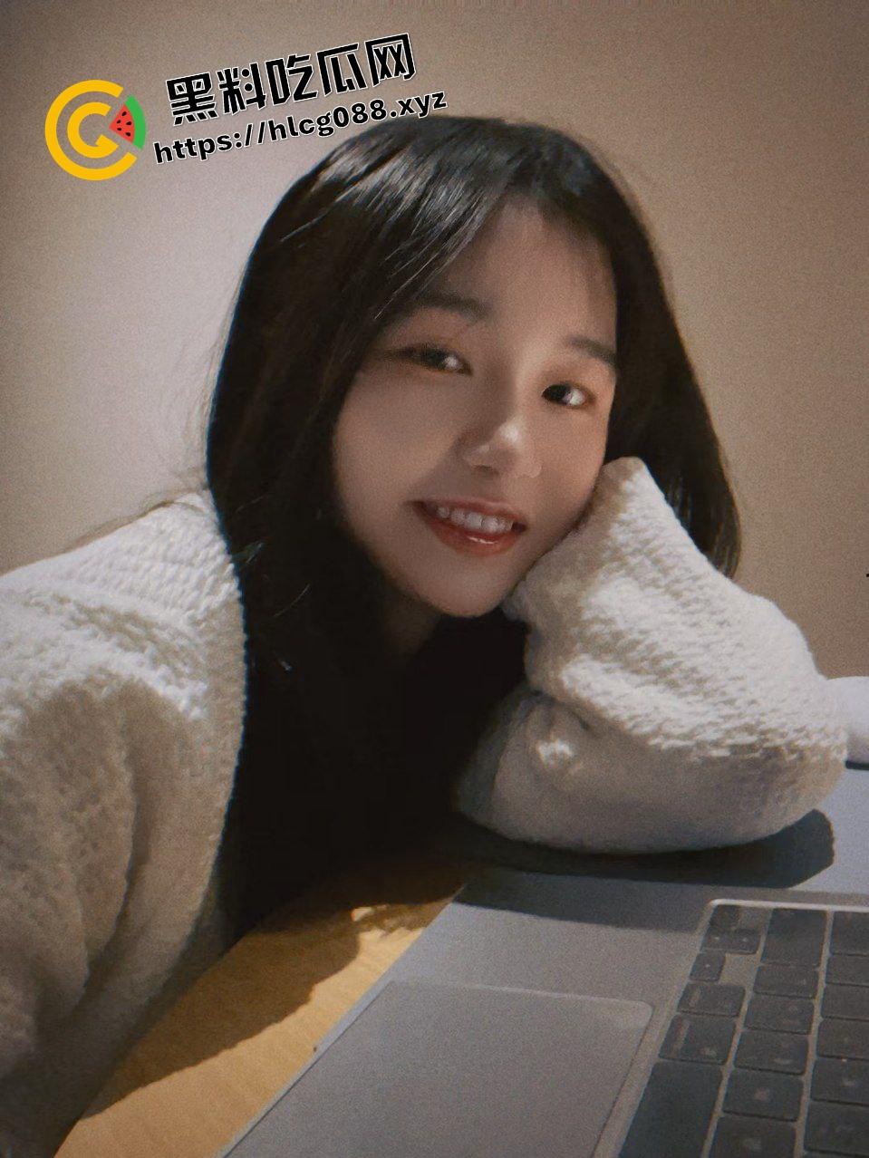 岳阳95后反差母狗小少妇【白雅雯】寻求刺激在车内激情车震,淫荡舔脚用单身20年手速抠逼!-3