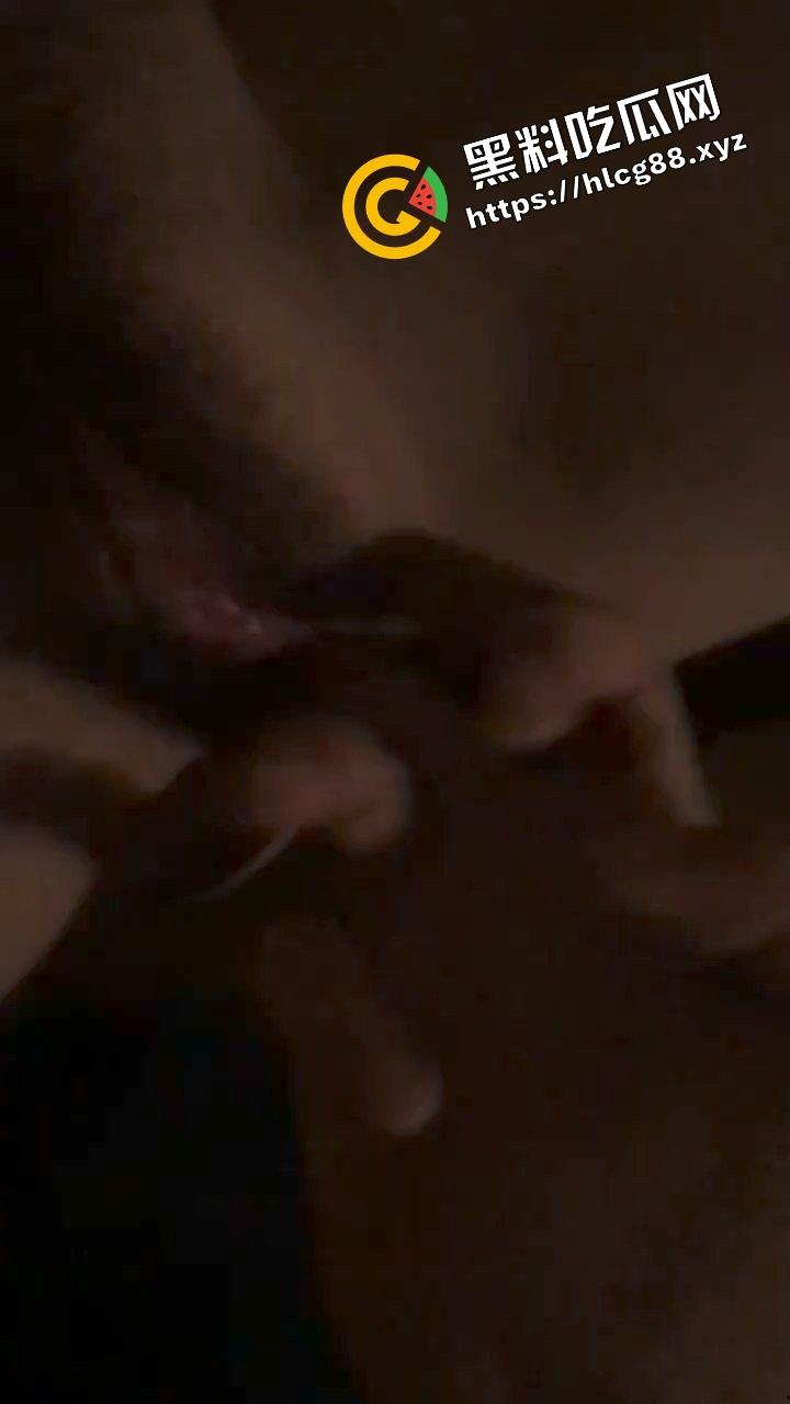 岳阳95后反差母狗小少妇【白雅雯】寻求刺激在车内激情车震,淫荡舔脚用单身20年手速抠逼!-8