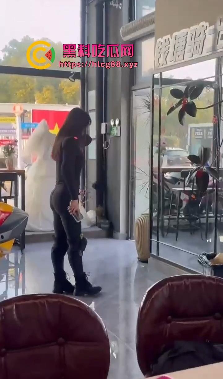 常州奥体又一女骑炸街陨落,10来个精神小伙见了B就跟丧尸一样围追堵截 结果姑娘压弯翻车 直接游戏结束!-4