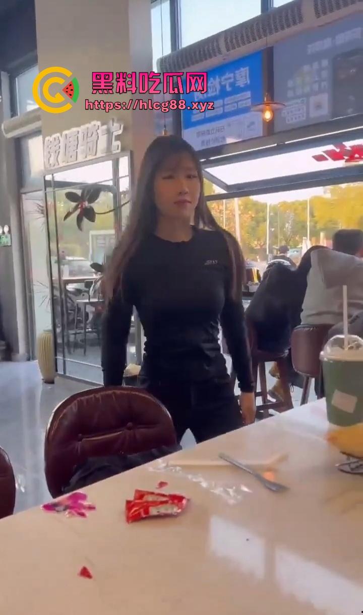 常州奥体又一女骑炸街陨落,10来个精神小伙见了B就跟丧尸一样围追堵截 结果姑娘压弯翻车 直接游戏结束!-7