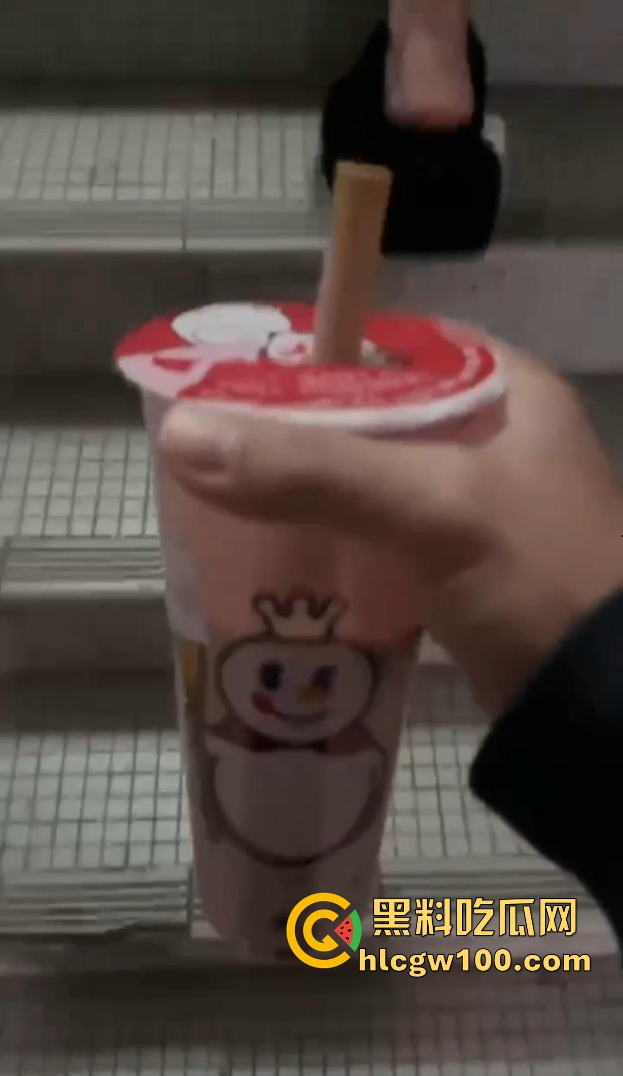 大学妹子下课就忙着接客 背影一瞅质量不错 瓜友拿着蜜雪冰城跟着跑 到家直接开干全程偷拍不讲武德!-9