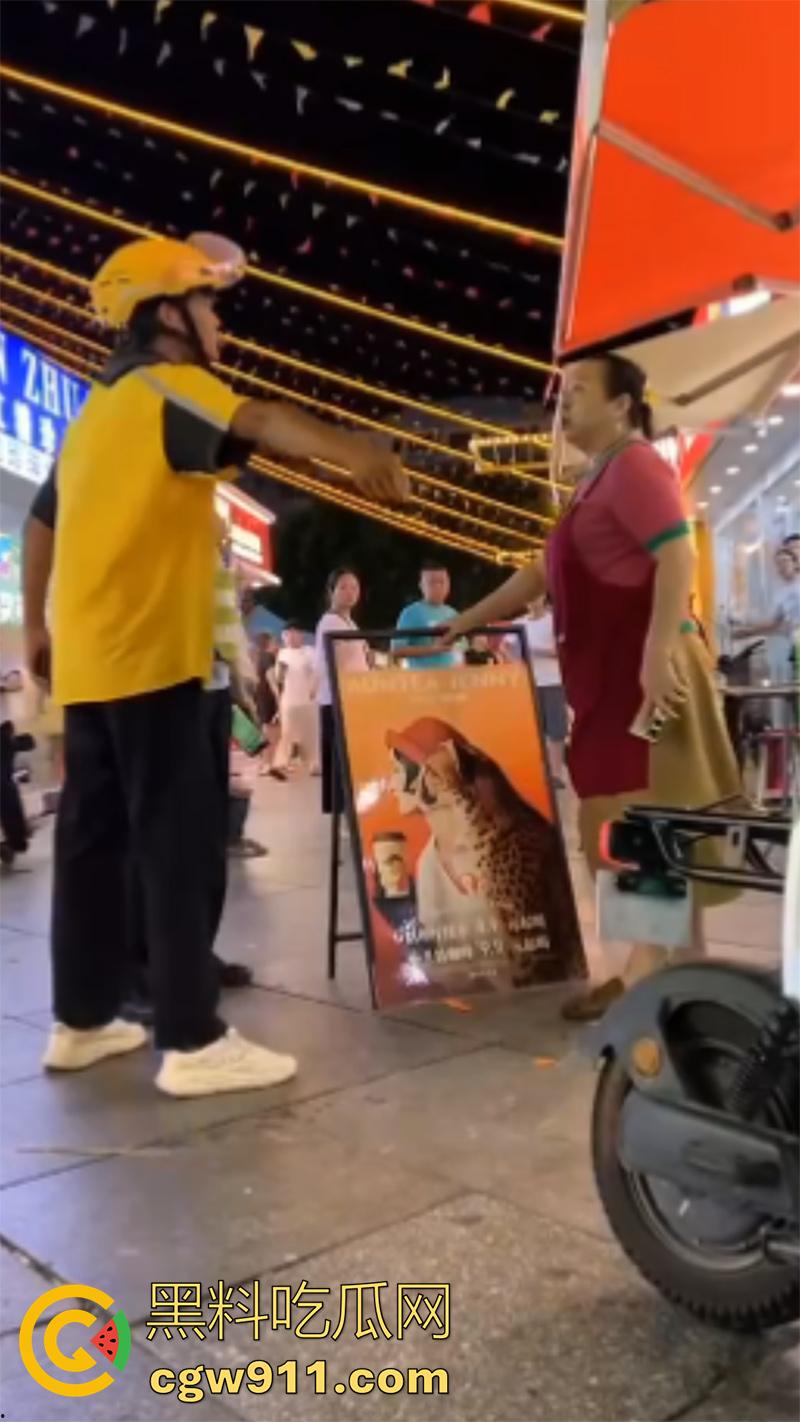 东莞金沙湾外卖员大战,嚣张小哥辱骂店主,儿子气不过叫人群殴,两方多人混战,当代古惑仔啊!-1