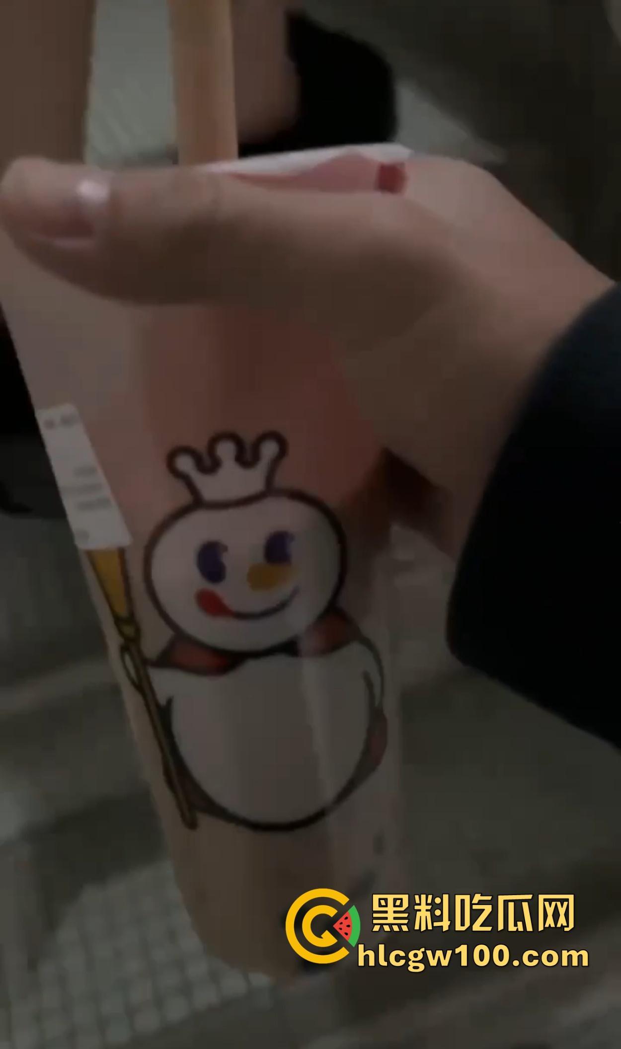 大学妹子下课就忙着接客 背影一瞅质量不错 瓜友拿着蜜雪冰城跟着跑 到家直接开干全程偷拍不讲武德!-12