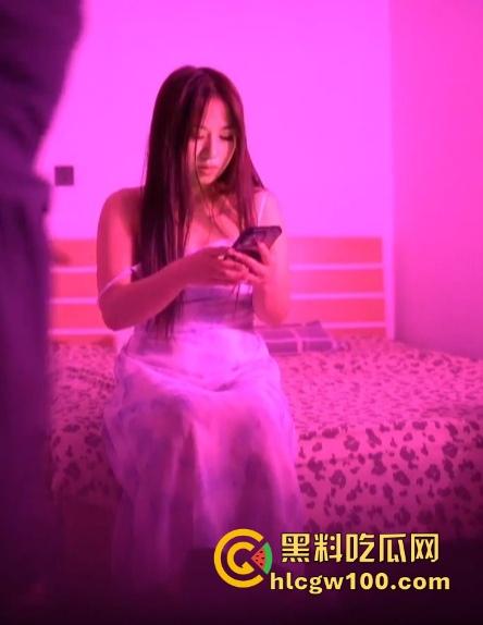 大学妹子下课就忙着接客 背影一瞅质量不错 瓜友拿着蜜雪冰城跟着跑 到家直接开干全程偷拍不讲武德!-13