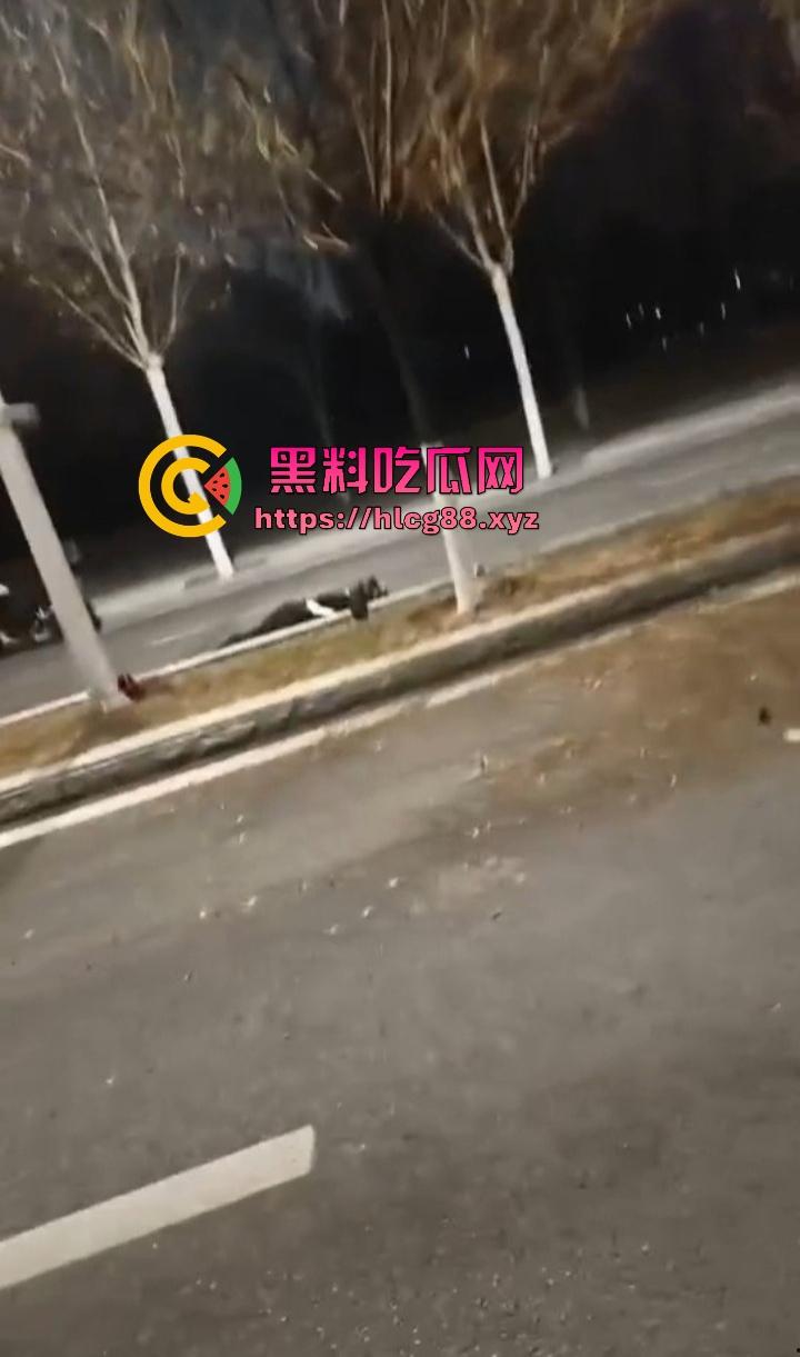 常州奥体又一女骑炸街陨落,10来个精神小伙见了B就跟丧尸一样围追堵截 结果姑娘压弯翻车 直接游戏结束!-13