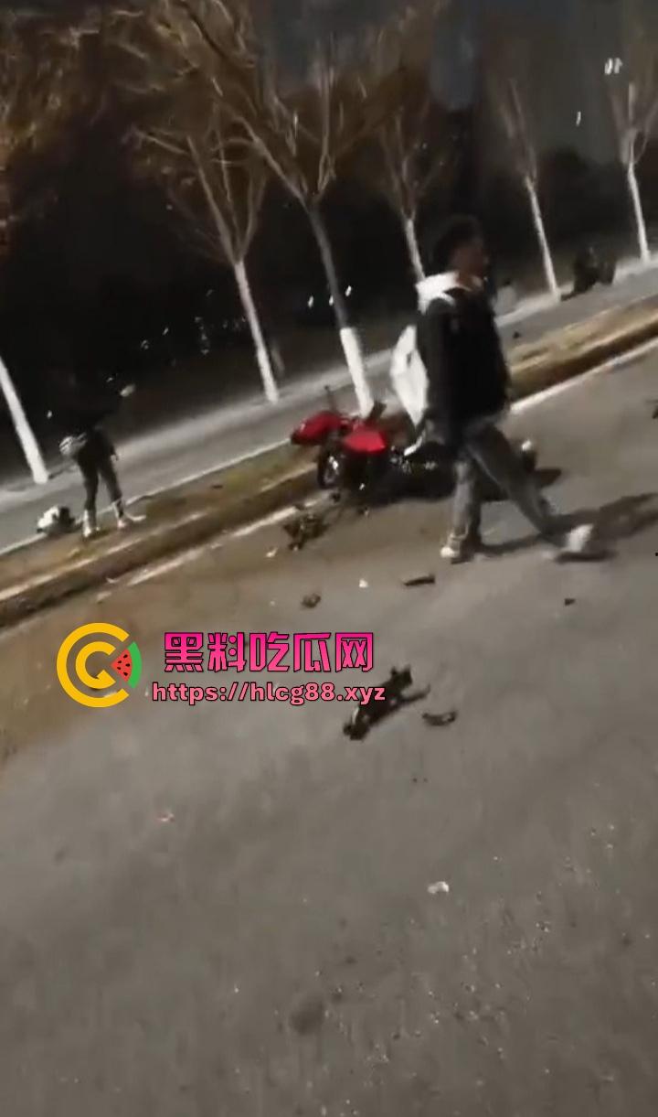 常州奥体又一女骑炸街陨落,10来个精神小伙见了B就跟丧尸一样围追堵截 结果姑娘压弯翻车 直接游戏结束!-15