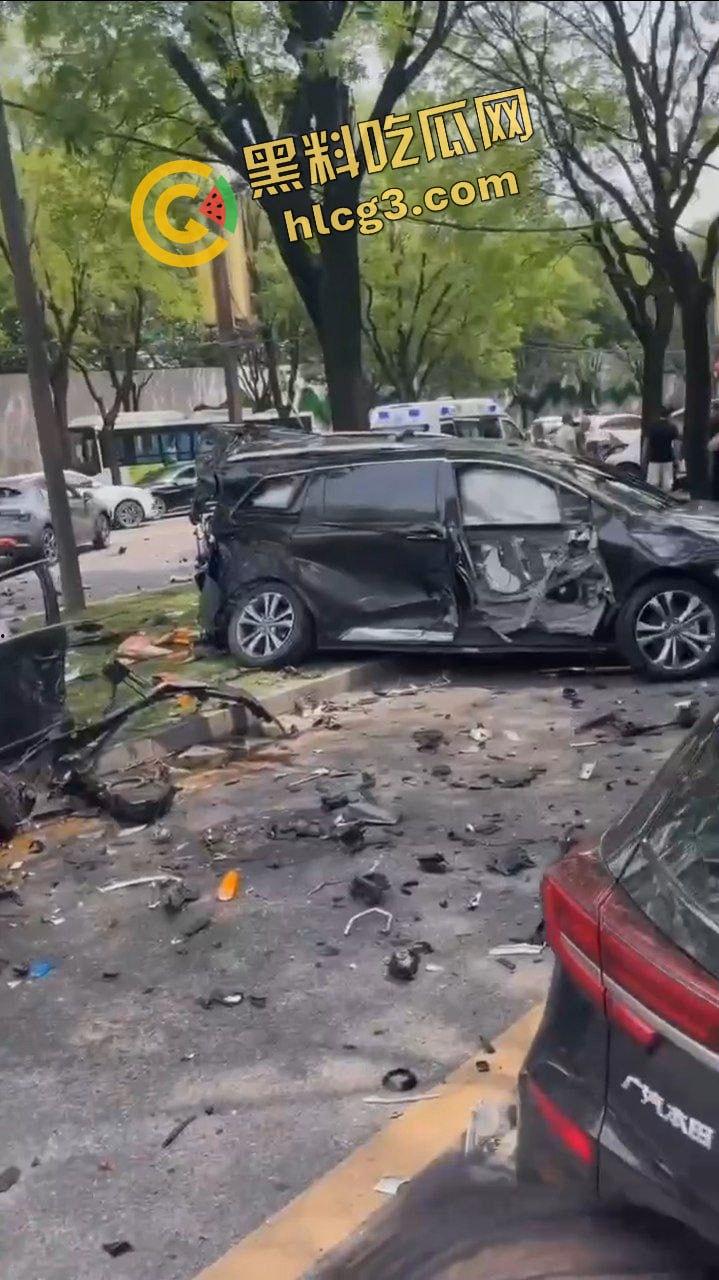 西安曲江 男司机突发疾病 车辆失控连撞多车 司机当场死亡 致4人受伤！-4