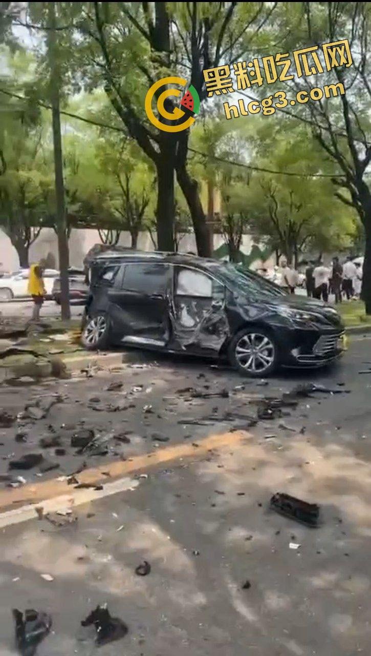 西安曲江 男司机突发疾病 车辆失控连撞多车 司机当场死亡 致4人受伤！-8